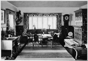 Obersalzburg: HITLER/LIVING ROOM/1933