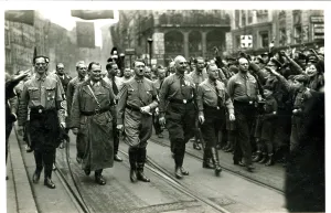 Entre: Hitler marching with Goering and others in uniform