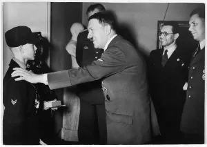 Bouhler: HITLER/MEETS YOUNG BOYS