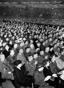 Applaud: Hitler opens the Kriegswinterhilfswerk - Winter