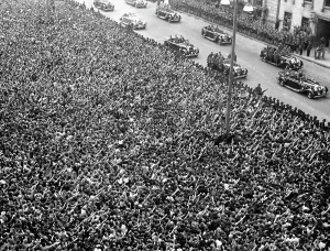 Gruss: Hitler returns from the Munich conference, 1938