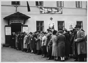 Reichenberg: HITLER/VOTERS QUEUE