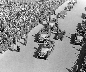 Announces: Hitler's arrival at the Heldenplatz in Vienna, 1938
