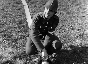 Helper: HJ member as firefighters helpers, 1942