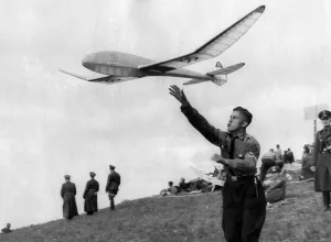 Wasserkuppe: HJ-member at the Model Airplane Competition on the Wasse