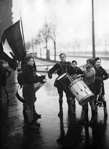Winterhilfswerk: HJ members advertising for the WHW in Berlin, 1933