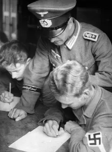 Exam: HJ-members during an exam in a military training camp in