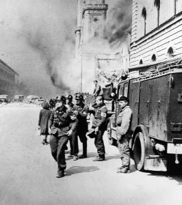 Helpers: HJ members as firefighter helpers in Munich, 1944