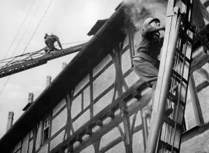Helpers: HJ members as firefighters helpers, 1942