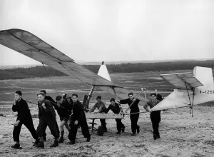 Pushes: HJ members with glider in Trebbin, 1940