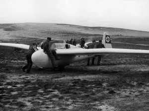 Flier: HJ members with glider in Trebbin, 1940