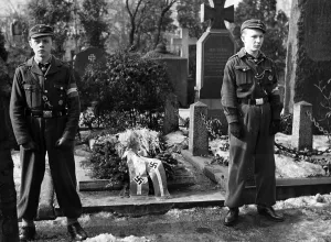 Berthold: HJ members keep guard of honor at the Berlin Invalidenfr