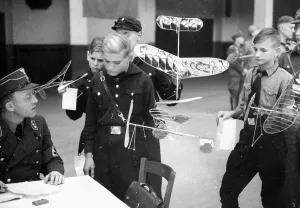 Flyers: HJ members with model airplanes, 1938