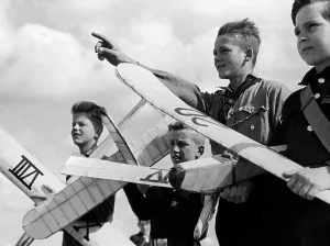 Gliders: HJ members with model airplanes, 1940