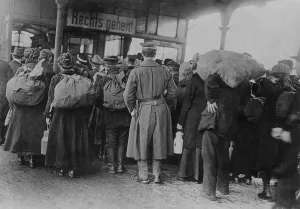 Backpacks: Hoarders at the station, 1919