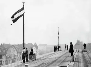 Hoisting: Hoisting of the flags on the townhall in Wedding, 1933