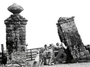 Amusing: Holding up the pillar!