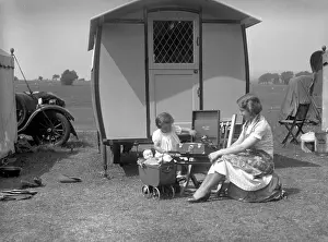 Chilling: HOLIDAY CARAVAN