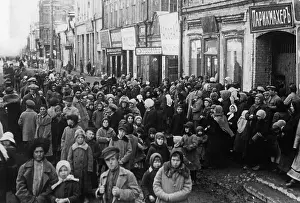 Warming: Homeless people in front of a warming center, 1921