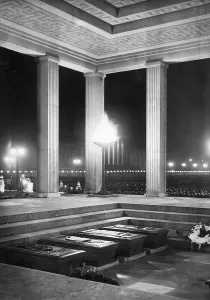 Clearly: Honor Temple on Koenigsplatz, 1936