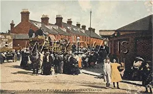 Faversham: HOP PICKERS ARRIVE