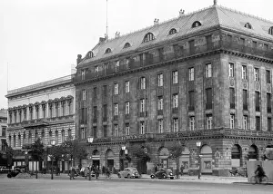 Stroller: Hotel Adlon, 1943