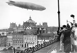 Adlon: Hotel Adlon with Zeppelin, 1924