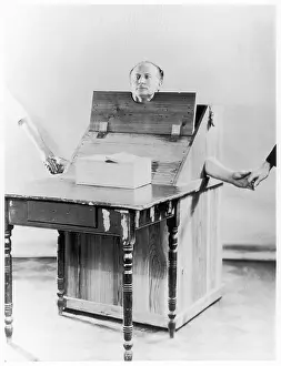 Magic Circle: HOUDINI IN A BOX
