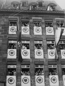 Festively: House on Adolf-Hitler-Platz in Nuremberg decorated