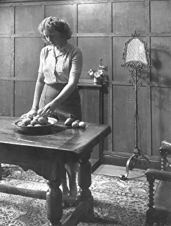 Arranges: HOUSEWIFE 1940S