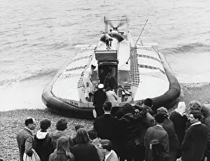 Hovercrafts: Hovercraft and passengers
