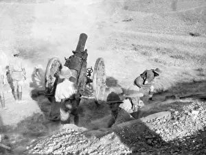 Inch: Howitzer in action in the desert, WW1