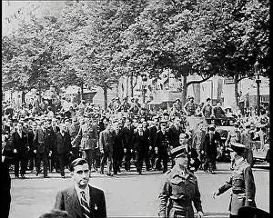 Gaulle: Huge Crowd Walking Through the Streets Of Paris