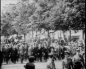 Gaulle: Huge Crowd Walking Through the Streets Of Paris