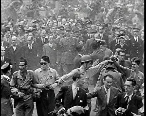 Gaulle: Huge Crowd Walking Through the Streets Of Paris