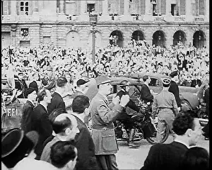Gaulle: Huge Crowd Walking Through the Streets Of Paris
