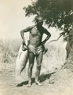 Dinder: Hugo Adolf Bernatzik with a perch. On Dinder. April