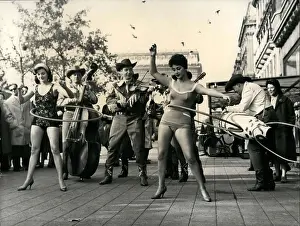 Nadja: Hula Hoop sisters perform, Champs Elysees, Paris