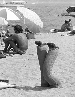 Amusing: Humour set of legs on the beach!
