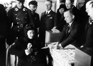 Voter: A hundred-year-old woman from Danzig votes aboard the P