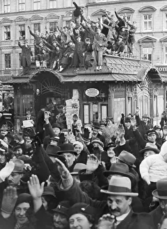Right Wing: Hundreds of thousands of Austrians line the route