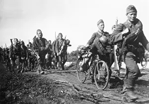 Hungarians: Hungarian infantry on the advance on the Eastern Front, 1942