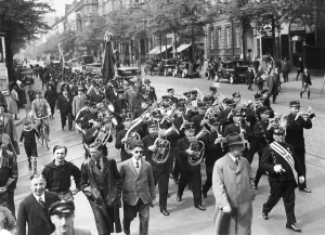 Passer: Hungarian singers march through Berlin, 1934