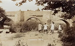 Arm In Arm: Hunningham Bridge - Warwickshire