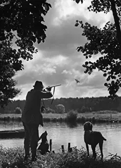 Shoots: Hunter when hunting ducks, 1933