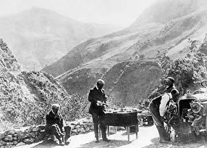 Pour: Hunting party during the breakfast break in the Pyrenees