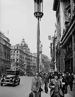 Hurry: Hurrying to the office, Knightsbridge, London