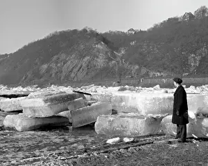 Basements: Ice collection on Vltava River
