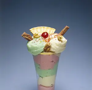 Sundae: ICE CREAM SUNDAE