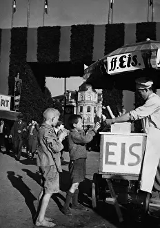 Oktoberfest: Ice cream vendor in Munich, around 1935